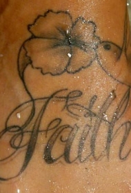 黑色花朵字母蜂鸟纹身图案