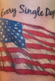 手臂彩色国旗标志纹身图案