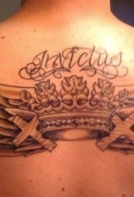 背部翅膀皇冠和十字架纹身图案