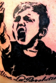 黑色小孩肖像与字母纹身图案