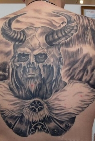 背部牛角头盔武士纹身图案
