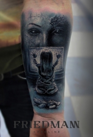 手臂令人毛骨悚然的小女孩与女人眼睛纹身