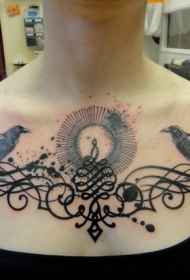 胸部黑色藤蔓和乌鸦纹身图案