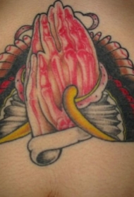 肩部彩色血腥祈祷的手纹身图案