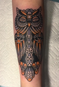 手臂旧学校风格彩色猫头鹰纹身图案
