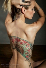 亚洲风格的大扇子彩色背部纹身图案