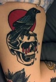 腿部彩色出血骷髅与乌鸦纹身图案