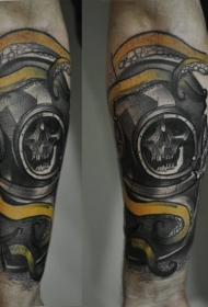 手臂漂亮的彩色旧潜水服骨架纹身