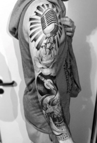 手臂黑白音乐主题留声机玫瑰麦克风纹身图案