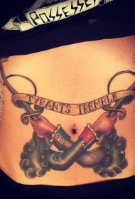 腹部老学校的风格交叉双手剑纹身