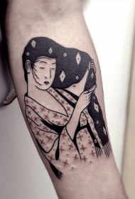 艺妓梳理她的头发彩绘小臂纹身图案