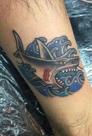 old school彩色邪恶鲨鱼波浪纹身图案