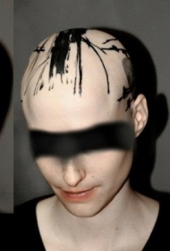 头部写实风格的黑色昆虫纹身图案