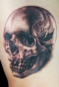 腿部写实破碎骷髅头纹身图案