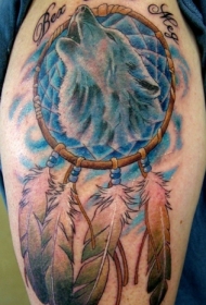 大臂彩色狼头与捕梦网纹身图案