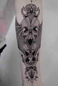 男生手臂上黑色素描点刺技巧骷髅纹身图片