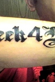 手臂黑色粗线条字符纹身图案