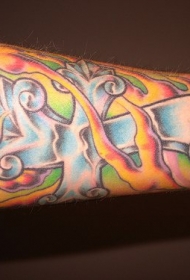 水晶十字架彩绘手臂纹身图案