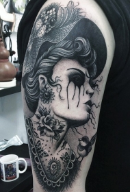 大臂old school黑色帽子和哭泣女人纹身图案