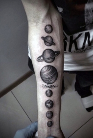 简单的不同黑色星球手臂纹身图案