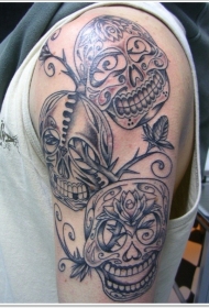 大臂三个黑灰骷髅纹身图案