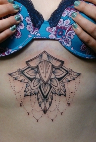 雕刻风格黑色花纹挂饰胸部纹身图案
