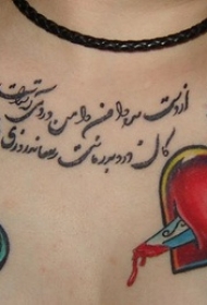 胸部歌唱的鸟儿和心形吉他纹身图案