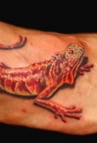 脚背美丽多彩的蜥蜴纹身图案