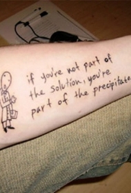 手臂可爱有趣的简约人像和字母纹身图案