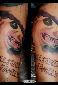 现实主义风格的彩色狗纹身图案