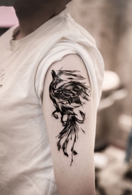 手臂浴火重生的凤凰纹身图案