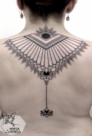 背部简单的黑色线条装饰纹身图案