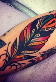 ,old school手臂五颜六色的羽毛纹身图案
