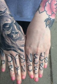 手背独特的黑白幻想怪物结合字符纹身图案