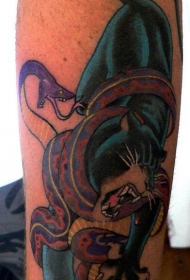 手臂彩色黑豹斗蛇纹身图案