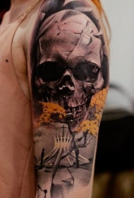手臂彩色的骷髅与教堂纹身图案