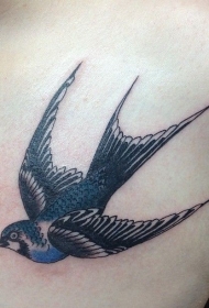 胸部蓝色和黑色的燕子纹身图案