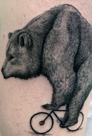 手臂巨大的黑色熊骑自行车纹身图案