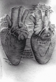 侧肋大型雕刻风格黑色心脏和字母纹身图案