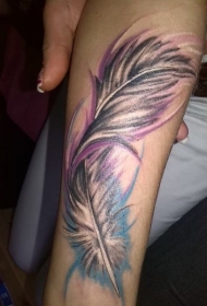 手臂上卷曲多彩的羽毛纹身图案