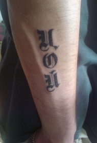 哥特风格红色字母手臂纹身图案