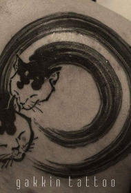 背部黑色的水墨线条与猫咪头像纹身图案