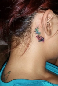 耳朵后苍白的彩色书籍微小纹身图案