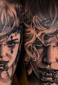 写实风格黑色十字架珠宝与毛骨悚然女人纹身图案