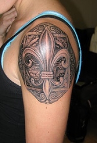 女性肩部黑色鸢尾符号纹身图案