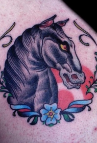 奇怪的黑色马和花朵纹身图案