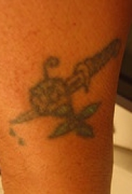 花和匕首纹身图案