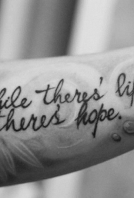 手臂花朵背景和黑色字母纹身图案