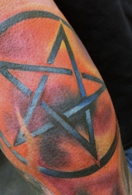 手臂五角星纹身图案