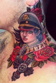 脖子新学校的风格女人与鲜花纹身图片